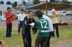 13　ＭＶＰ受賞者2名への景品.JPG